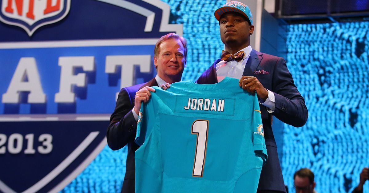 
                <strong>Miami Dolphins: Dion Jordan (Defensive End, 3. Pick 2013)</strong><br>
                Dion Jordan kam 2013 als dritter Pick mit einer Menge Vorschusslorbeeren zu den Dolphins. Der vermeintlich beste Defensive End des Drafts sollte Miamis harmlosen Pass Rush neues Feuer verleihen. Doch nach zwei schwachen Saisons mit nur einem Start und insgesamt drei Sacks hatte Jordan zudem immer häufiger Probleme abseits des Feldes. So kam er bis 2017 wegen diverser Suspendierungen zu keinem Einsatz. Die Dolphins gaben 2017 letztlich auf und entließen ihren einstigen Hoffnungsträger.
              