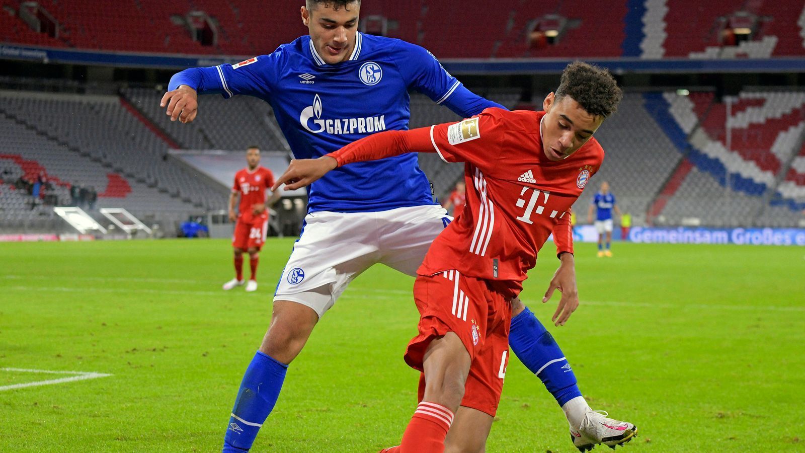 
                <strong>Bayerns jüngster Bundesliga-Torschütze: Das ist Jamal Musiala</strong><br>
                Mit seinem Tor zum Auftakt gegen Schalke stieg Bayern-Juwel Jamal Musiala beim 8:0-Kantersieg zum jüngsten Bundesliga-Torschützen der Münchner auf. ran.de stellt den 17-Jährigen näher vor, der dem DFB möglicherweise durch die Lappen geht. (Stand: 19. September 2020)
              