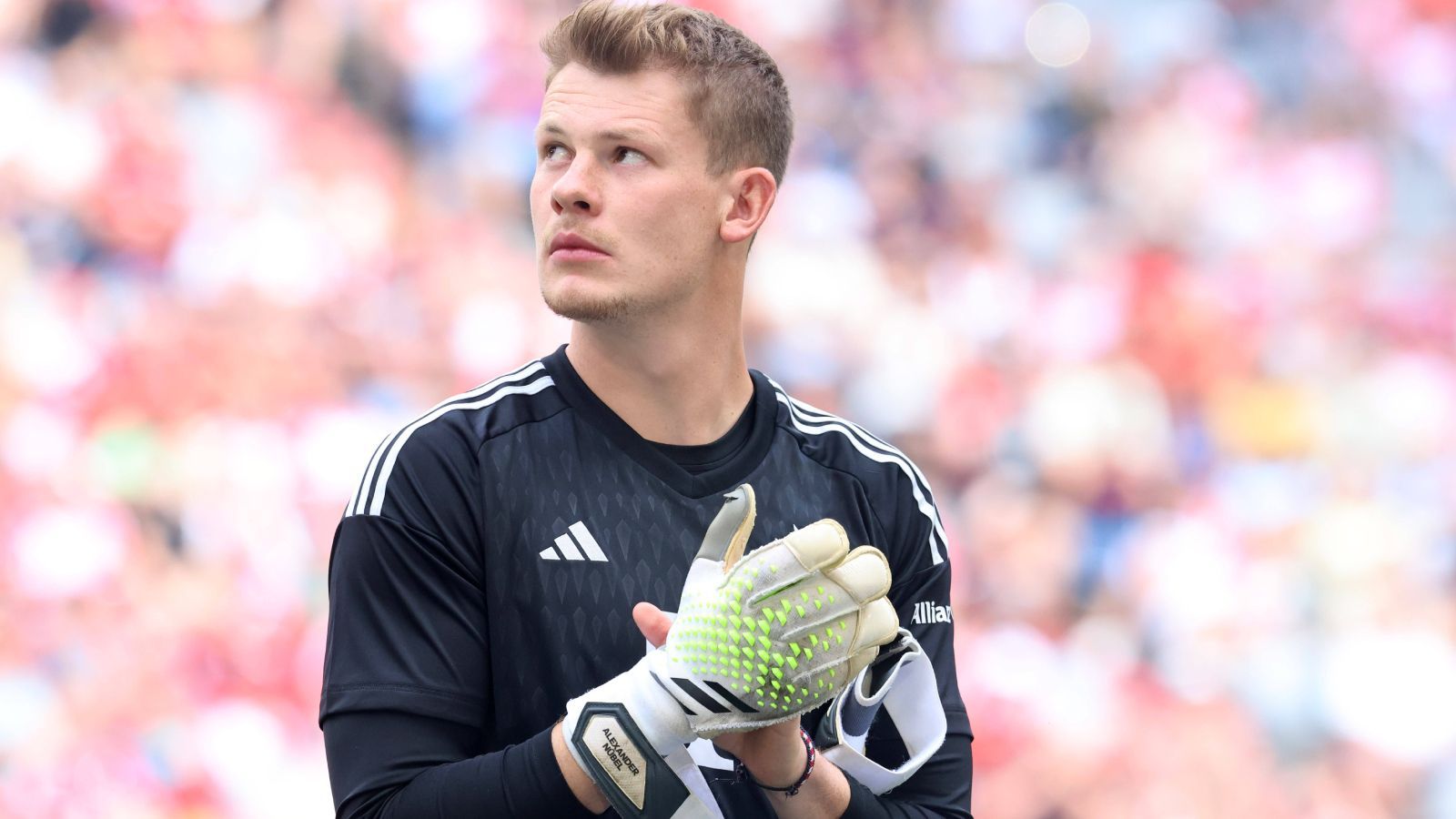 <strong>Alexander Nübel</strong><br>Der Wechsel von Alexander Nübel zum VfB Stuttgart ist beschlossene Sache. Wie die Vereine mitteilten, leihen die Schwaben den Keeper für ein Jahr vom FC Bayern München aus. "Die Gespräche mit Fabian Wohlgemuth und Sebastian Hoeneß waren der ausschlaggebende Punkt dafür, dass ich mich für den VfB entschieden habe", so Nübel. Im <a target="_blank" href="https://bundesligamanager.ran.de/"><strong><em>ran</em></strong> Bundesliga-Manager</a>&nbsp;ist Nübels Wert zuletzt von sieben Millionen auf sechs Millionen Euro gesunken.