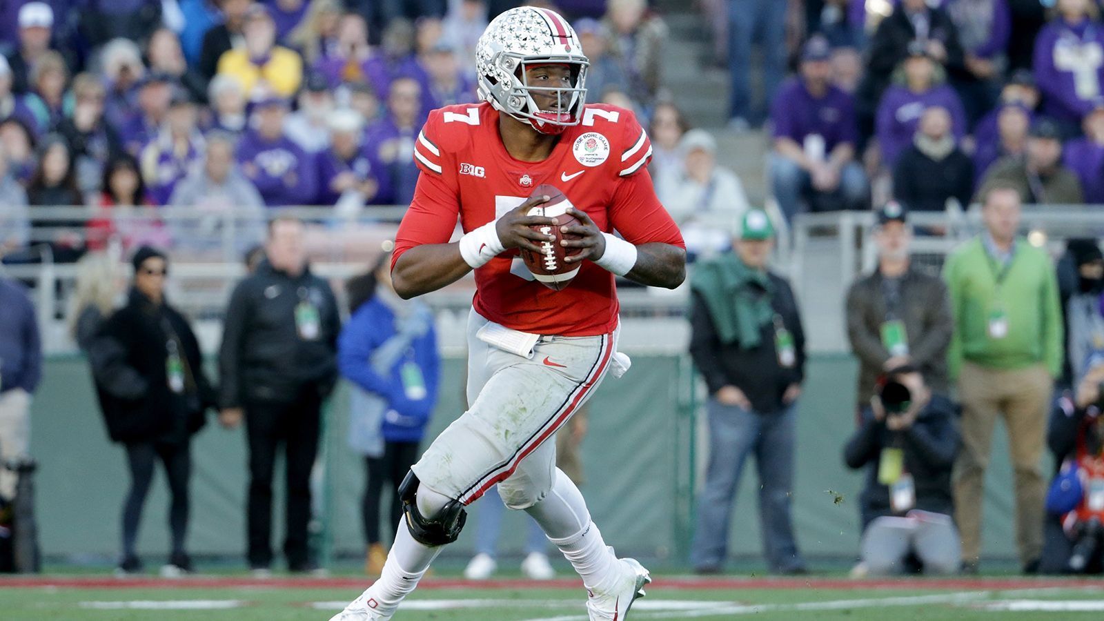 
                <strong>Dwayne Haskins (College - Ohio State)</strong><br>
                College-Quarterback und möglicher Erstrundenpick Dwayne Haskins tippt auf einen 31:24-Sieg der Patriots. Dabei legt er sich außerdem auf Tom Brady als MVP fest.
              