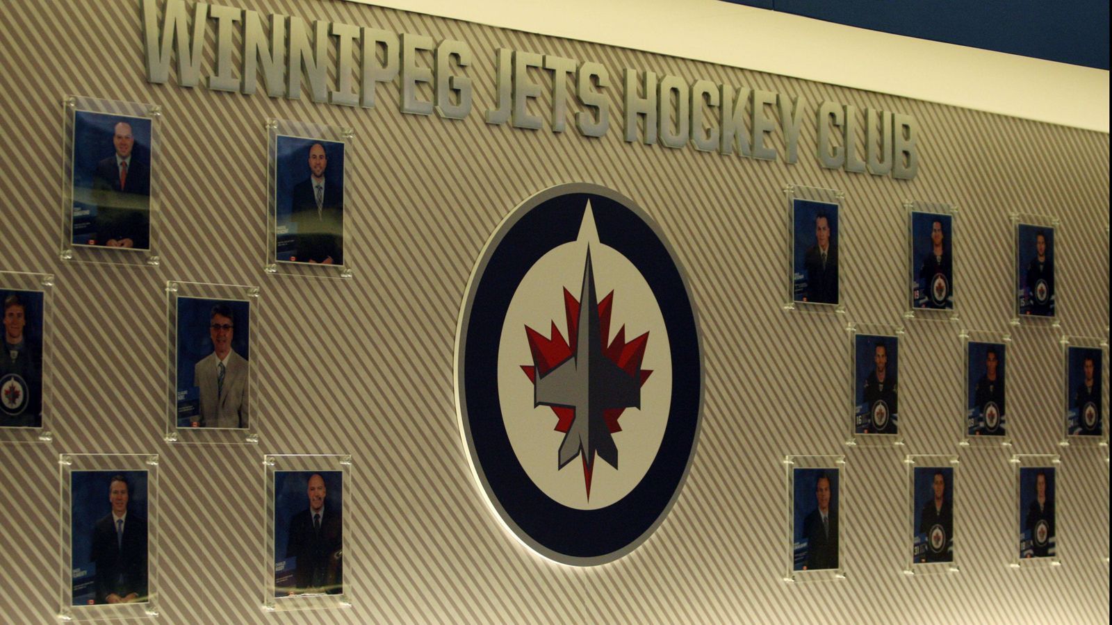 
                <strong>Winnipeg Jets</strong><br>
                Als die Atlanta Thrashers 2011 nach Winnipeg umzogen, nahmen sie den Namen Jets an, weil es ein gleichnamiges NHL-Team bereits bis zum Jahre 1996 gegeben hatte, bis daraus die Phoenix bzw. Arizona Coyotes wurden. Die ursprünglichen Winnipeg Jets erhielten ihren Namen von ihrem Besitzer Ben Hatskin, der ein großer Fan des Football-Teams der New York Jets gewesen ist. Als die Winnipeg Jets 1972 erstmals das Eis betraten, waren die New York Jets mit dem legendären Quarterback Joe Namath eines der beliebtesten Teams der NFL.Falls ihr auch wissen wollt, wie die NFL-Teams zu ihren Namen kamen, findet ihr hier die Erklärungen
              