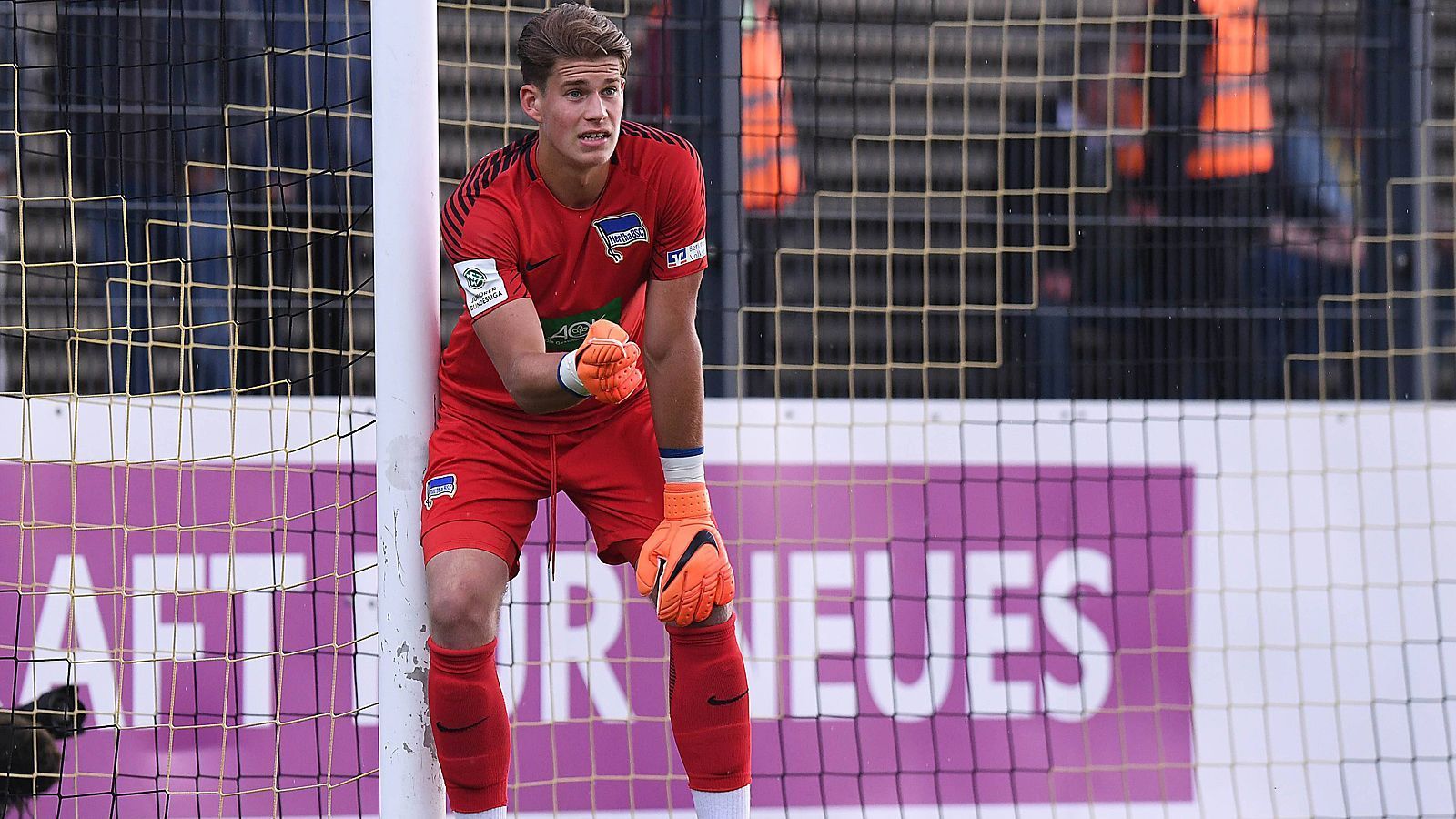 
                <strong>Dennis Smarsch</strong><br>
                Im Bundesliga-Kader war Dennis Smarsch bereits zweimal, mehr war für ihn als Ersatztorhüter aber natürlich noch nicht drin. Smarsch hat bei der Hertha bereits einen Profivertrag unterschrieben und pendelt als 19-Jähriger derzeit zwischen A-Jugend, Regionalliga und Bundesliga-Kader. Im Finale hielt er sein Team in seinem 20. Saisonspiel für die U19 mit guten Paraden auf der Siegerstraße.
              