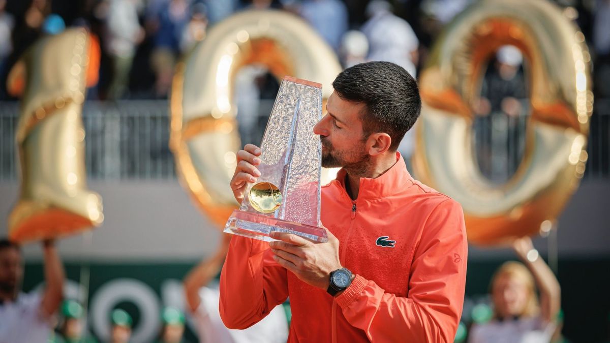 Küsschen für die Trophäe: Novak Djokovic