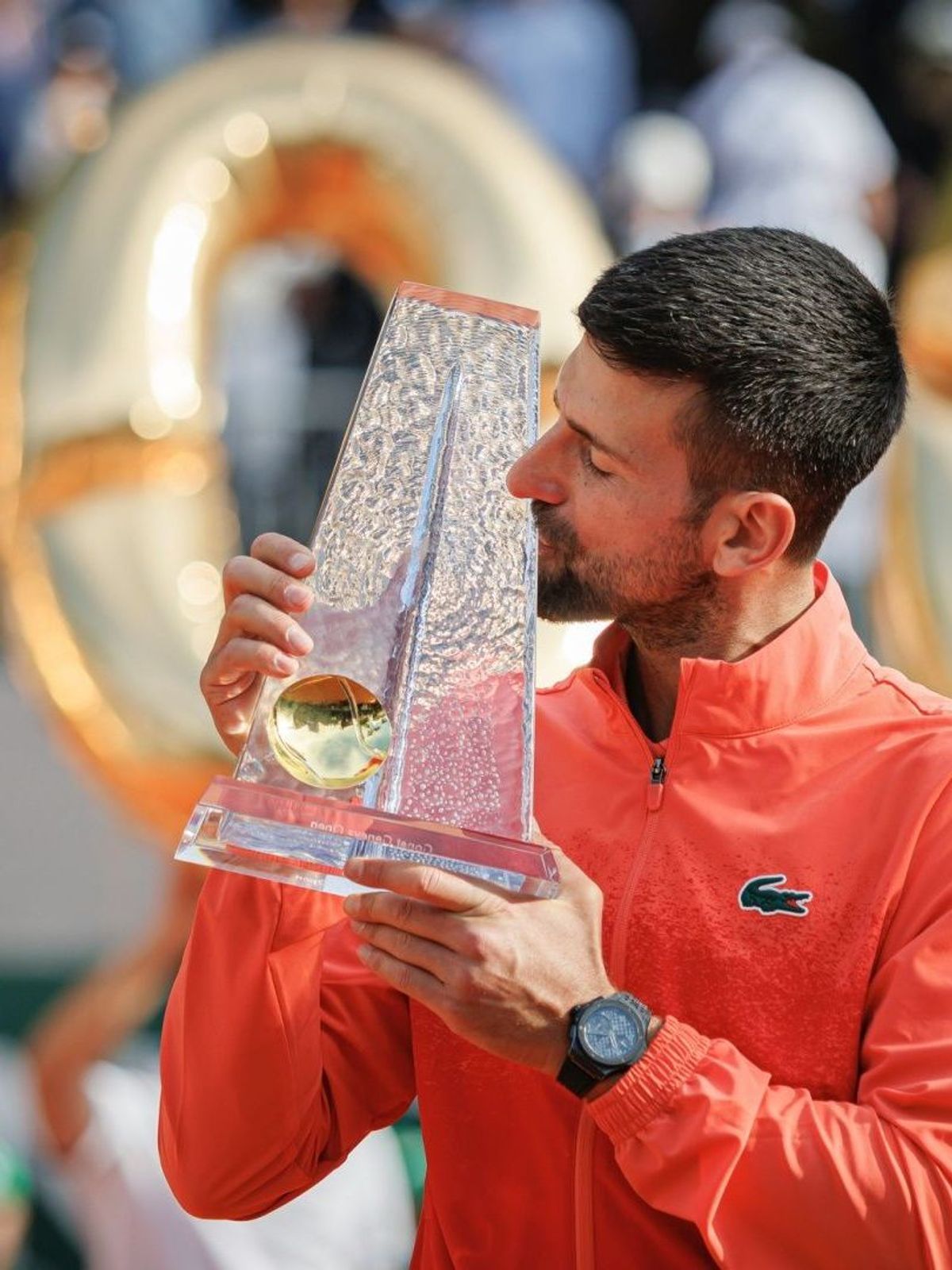 Küsschen für die Trophäe: Novak Djokovic