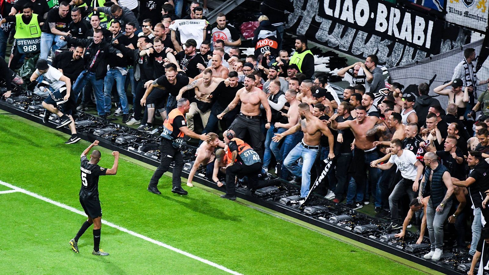 
                <strong>Fans stürmen in den Innenraum</strong><br>
                Nach dem Spiel gab es auch auf den Rängen kein Halten mehr. Die treuesten Eintracht-Anhänger stürmten in den Innenraum, machten allerdings kurz vor dem Spielfeld Halt. Eine weise Entscheidung. Die UEFA verteilt für solche Aktionen auch gerne mal Strafen. Hoffen wir mal, dass diese Aktion glimpflich für die Frankfurter ausgeht. Gelson Fernandes feiert trotzdem mit den Fans. 
              