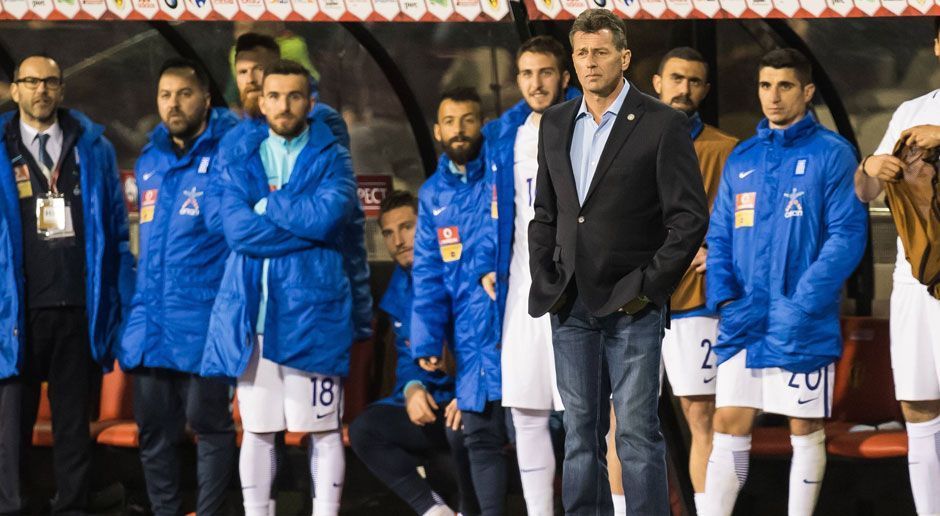 
                <strong>Griechenland</strong><br>
                Mit einem 4:0 gegen Gibraltar verteidigte Griechenland den Playoff-Platz in der Gruppe H. Trainiert wird die Mannschaft seit rund zwei Jahren von dem deutschen Übungsleiter Michael Skibbe (Foto). Möglicherweise ist das ein gutes Omen. Dass Griechenland und deutsche Trainer zusammenpassen, wissen wir spätestens seit dem EM-Triumph von 2004 unter Otto Rehhagel.
              