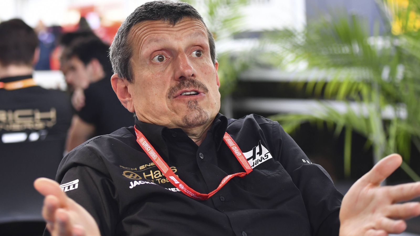 
                <strong>Günther Steiner (Teamchef Haas F1)</strong><br>
                "Vielleicht sollten wir einfach den Fahrern die Besuche im Fitnessstudio verbieten, dann wären sie auch müde", scherzt der Tiroler. "Das wäre auch viel billiger. Und wir können ihnen vorschreiben, Fast Food zu essen!"
              