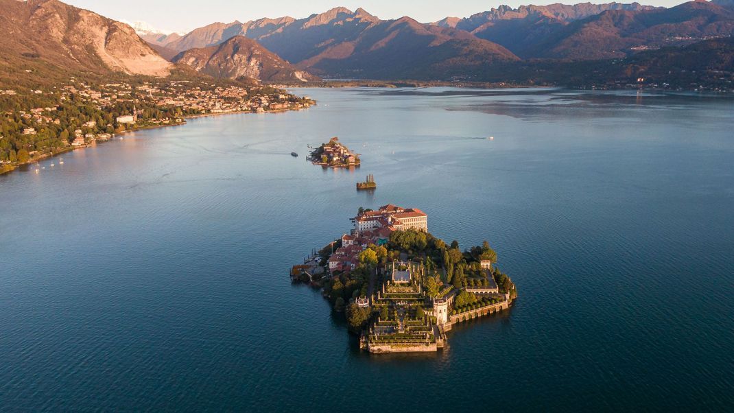 Mitten im Lago Maggiore sind Schatzsucher überraschend auf ein fast hundert Jahre altes Schiffswrack gestoßen.