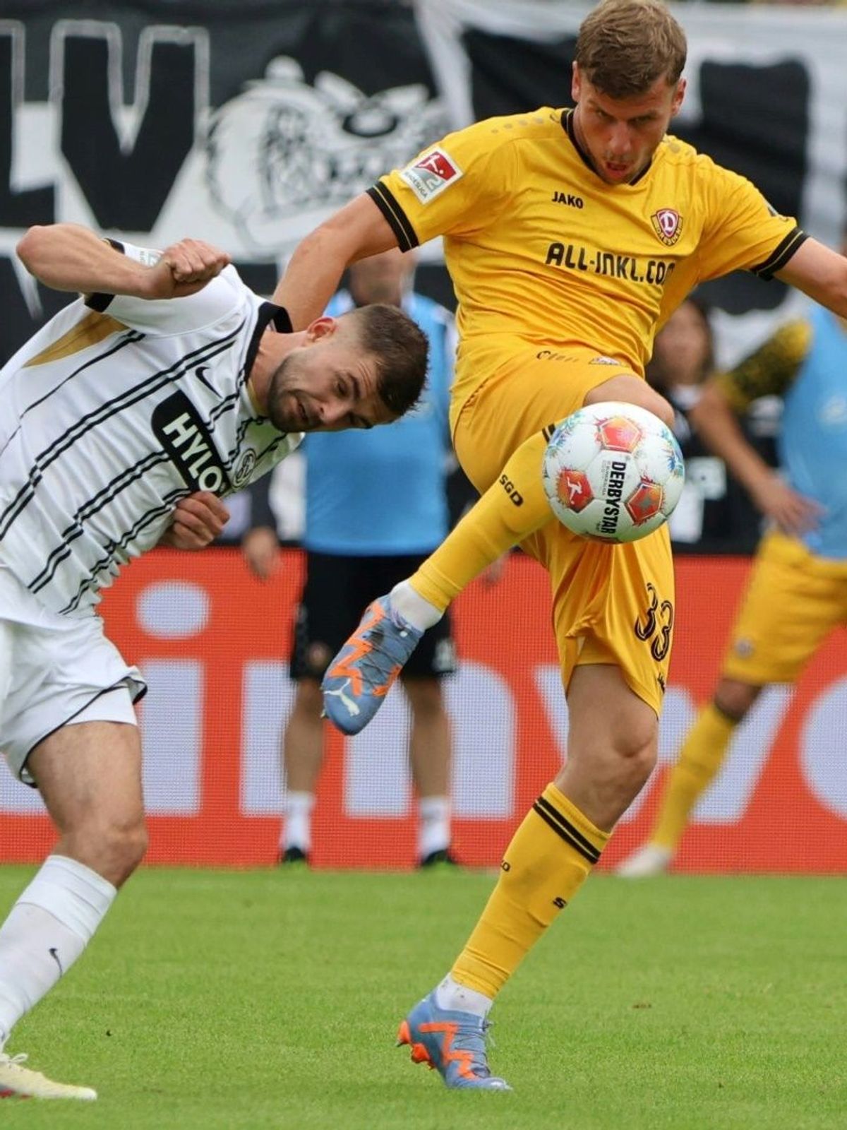 Christoph Daferner (M.) im Zweikampf mit Lukasz Poreba