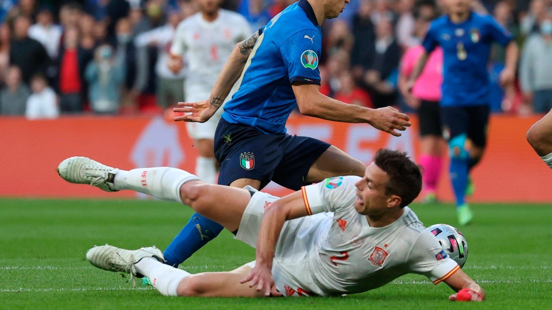 
                <strong>César Azpilicueta</strong><br>
                Agiert mit dem Selbstverständnis eines Champions-League-Siegers. Überzeugt mit gutem Stellungsspiel und sorgt auch am gegnerischen Strafraum in der Offensive für Lichtblicke. Wird kurz vor Spielende durch Llorente ersetzt. ran-Note: 3
              