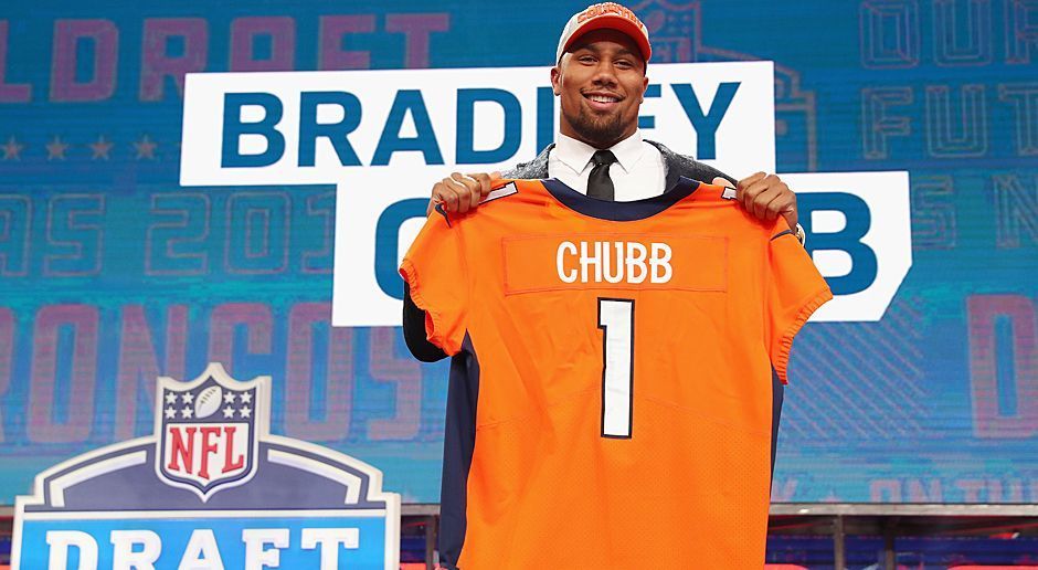 
                <strong>Platz 15: Denver Broncos</strong><br>
                Für Quarterbacks wird es wieder ungemütlich in der Mile High City! Nachdem den Broncos im Draft Top-Pass-Rusher Bradley Chubb förmlich vor die Füße fiel, dürften er und Lehrmeister Von Miller für Chaos in gegnerischen Offenses sorgen. Dahinter ist dem Secondary zuzutrauen, den Abgang von Aqib Talib ohne großen Leistungsabfall zu kompensieren. Offensiv haben die Broncos in Case Keenum endlich wieder einen sicheren Quarterback, in Demaryius Thomas wie Emanuel Sanders zwei unterschätzte Wide Receiver und in den Rookies Courtland Sutton und Running Back Royce Freeman interessante Verstärkungen. Die Broncos dürften wieder Spaß machen - Voraussetzung dafür ist, dass die Coaches Keenums Stärken aus Vorsaison zur Geltung bringen.
              