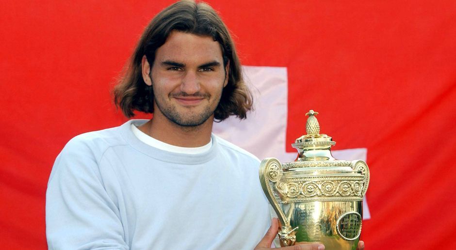 
                <strong>GOAT</strong><br>
                Der Schweizer Tennisstar Roger Federer holt im Finale von Wimbledon gegen Mark Philippoussis seinen ersten Grand Slam Titel. 15 Jahre später ist Federer mit 20 Grand-Slam-Titeln eine Legende.
              
