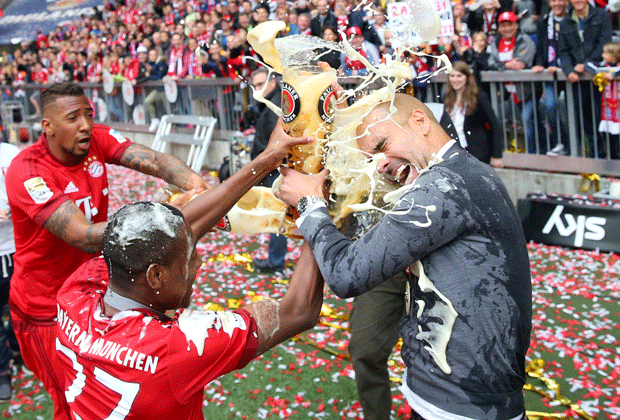 
                <strong>Bayerns Meistersause</strong><br>
                Boateng hat die Ehre, seinem Cheftrainer das Weißbier als Erster über den Kopf zu gießen. Alaba lässt sich aber auch nicht lumpen.
              