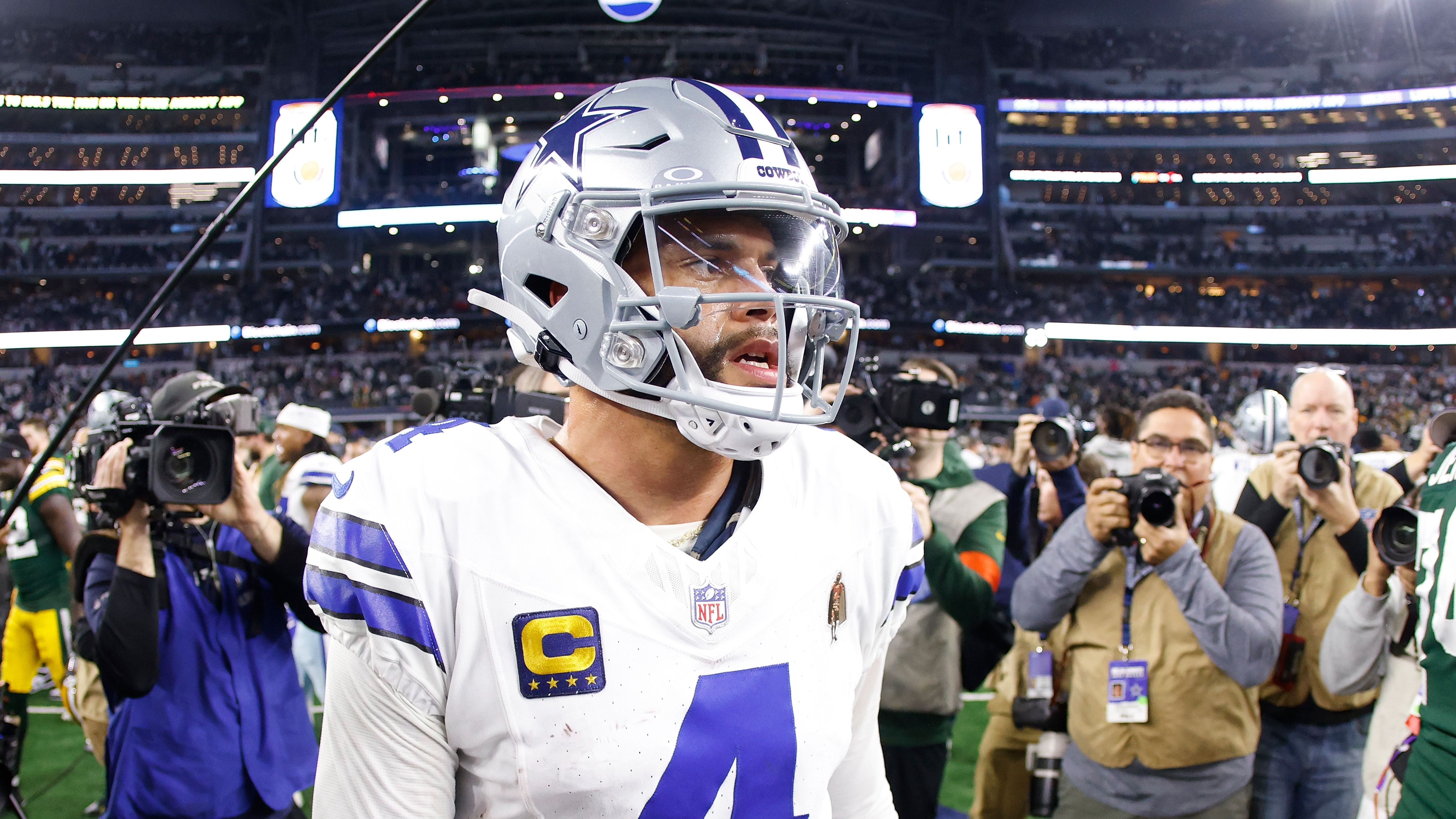 <strong>Quarterback: Dak Prescott (Dallas Cowboys)</strong><br>Seit 2016 spielt Dak Prescott in der NFL. 2025 läuft sein Vertrag bei den Dallas Cowboys aus. Die Zeichen könnten auf Trennung stehen. Vergangene Saison schied "Americas Team" im dritten Jahr in Folge in den Playoffs aus. Mit entscheidenden Interceptions hatte Prescott immer wieder einen Anteil daran. Der auslaufende Vertrag könnte in Dallas einen Neubeginn einläuten.