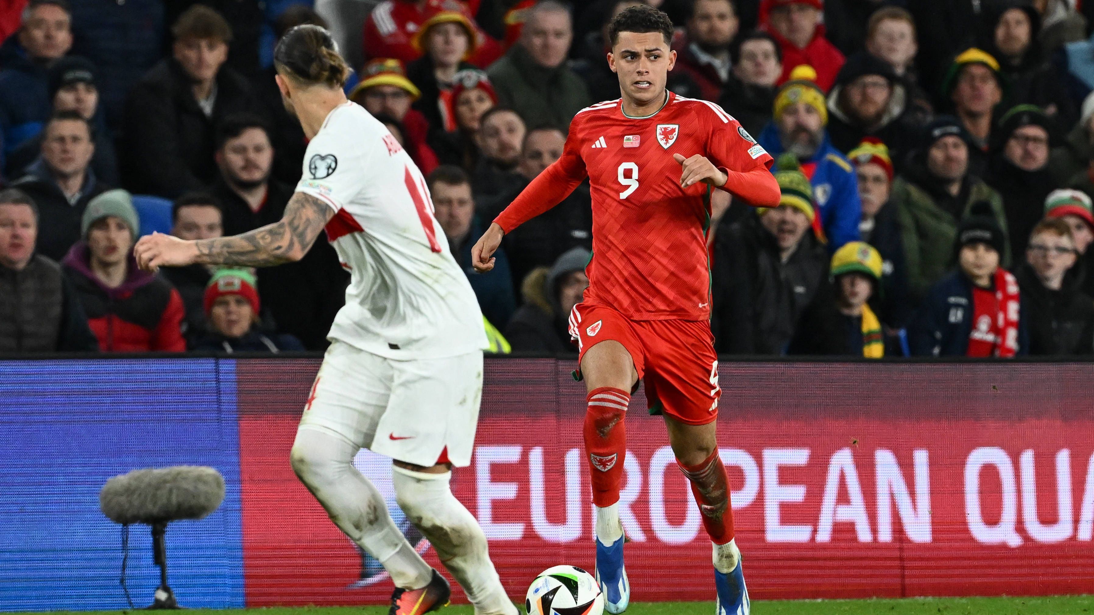 <strong>Wales</strong><br>In der EM-Quali gab es Licht und Schatten. Unter anderem gelang ein Dreier gegen Kroatien und ein Remis gegen die Türkei, allerdings setzte es auch eine Pleite gegen Armenien. Große Teile des Teams kommen aus der Premier League, Qualität ist vorhanden - vor allem in der Offensive um Spurs-Star Brennan Johnson. Im Halbfinale gegen Finnland wurde die Ladehemmung im Angriff abgelegt.