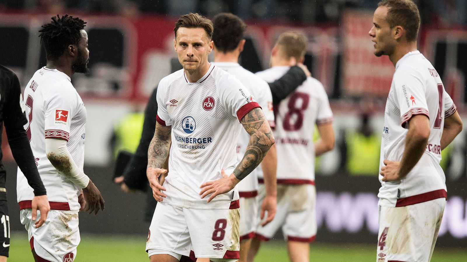 
                <strong>Platz 6: 1. FC Nürnberg (20 Spiele)</strong><br>
                Noch ein Spiel länger als die vorherigen Klubs wartet der Club in der Saison 2018/19 auf einen Dreier. Mit einem 0:6 in Leipzig startet die unheimliche Serie am 7. Spieltag. In den darauffolgenden 19 Spielen holt der FCN fünf Punkte und ist weit abgeschlagener Tabellenletzter. Am 27. Spieltag feiern die Franken dann nach über einem halben Jahr wieder einen Bundesligasieg und gewinnen mit 3:0 gegen Augsburg. Mit nur 19 Punkten und einer Tordifferenz von -42 geht es am Ende in die 2. Liga. Dort spielt der Club auch jetzt noch.
              