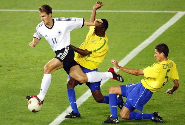
                <strong>2002: Weltmeisterschaft</strong><br>
                ... war ein gutes Jahr nach seinem Länderspiel-Debüt gleich mal das WM-Finale gegen Brasilien. Zwar ging die Partie mit 0:2 verloren, doch Klose deutete mit fünf WM-Toren - alle per Kopf - schon an, dass er er ein ganz Großer werden kann.
              