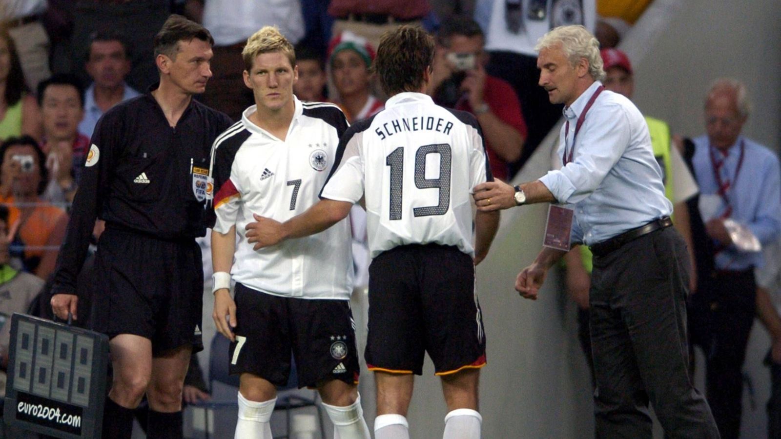 
                <strong>Debüt unter Völler</strong><br>
                Am 6. Juni 2004 bestreitet der 19-jährige Bastian Schweinsteiger gegen Ungarn sein erstes Länderspiel. Nur sechs Tage später wird er für die EM nominiert, wo er in allen drei Spielen zum Einsatz kommt. Teamchef Rudi Völler (Bild r.) tritt anschließend zurück, Klinsmann und Löw übernehmen.
              