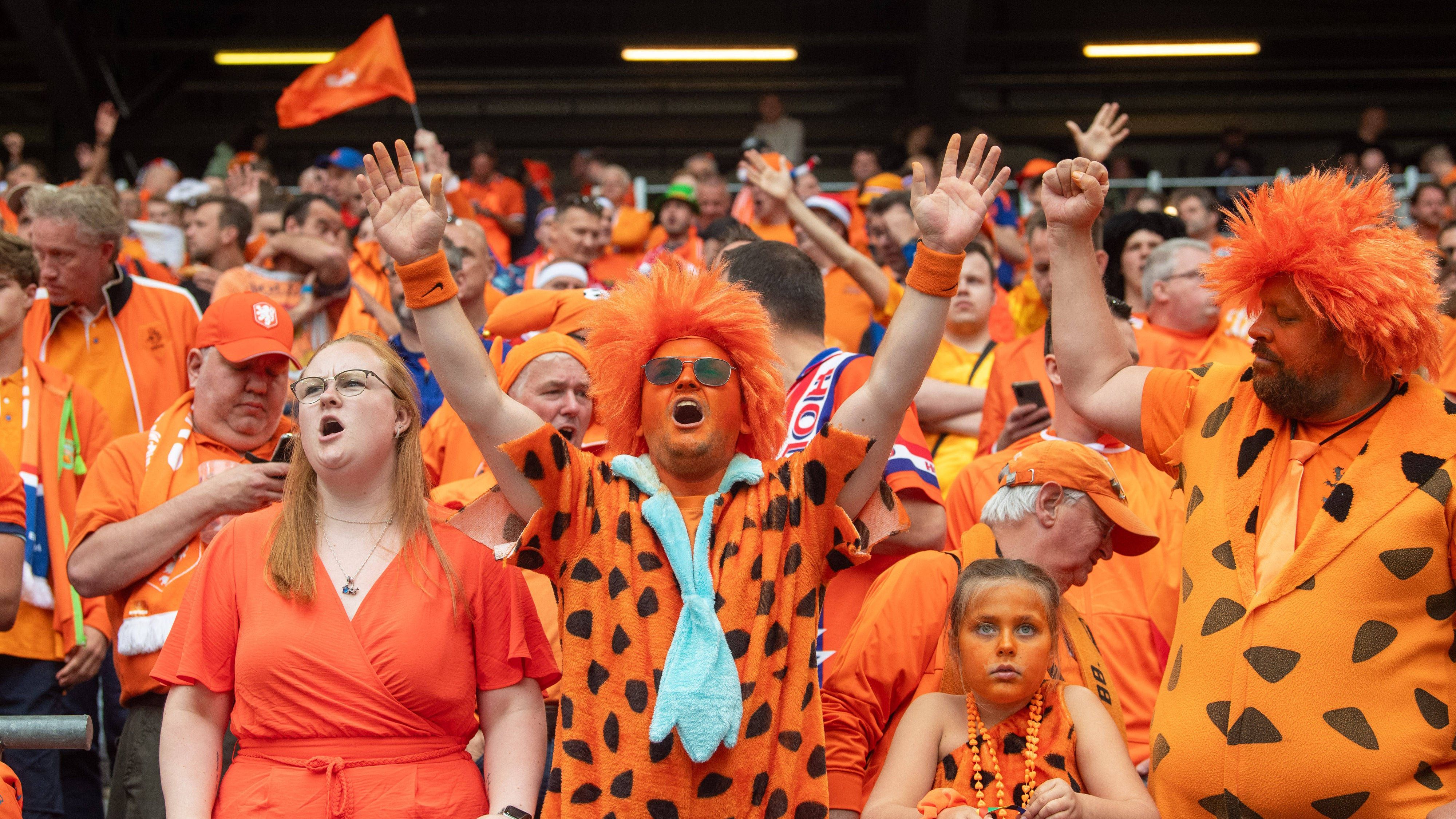 <strong>Der dritte EM-Tag in Bildern</strong><br>Heute, am 16. Juni 2024, ist der dritte Spieltag der EM 2024. Schon vor Anpfiff eroberten die niederländischen Fans Hamburg. Die Stimmung an diesem Tag - kaum zu toppen. Polen gegen die Niederlande wird zum Spektakel. Auch die Engländer und Dänen greifen ein. <strong><em>ran</em></strong> begleitet den Tag für euch in Bildern.