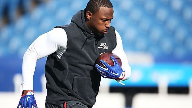 
                <strong>LeSean McCoy</strong><br>
                8. Platz: LeSean McCoy hat einen neuen Klub. Der Running Back wechselte von den Philadelphia Eagles zu den Buffalo Bills. Dieser Transfer katapultiert den 27-Jährigen in die Top 10 der NFL-Verdiener. 21,3 Millionen Dollar an Gehalt und Prämien bekommt McCoy in diesem Jahr überwiesen, dazu kommen 800.000 Dollar aus Werbeverträgen, was einen Gesamtverdienst von 22,1 Millionen Dollar ergibt.
              