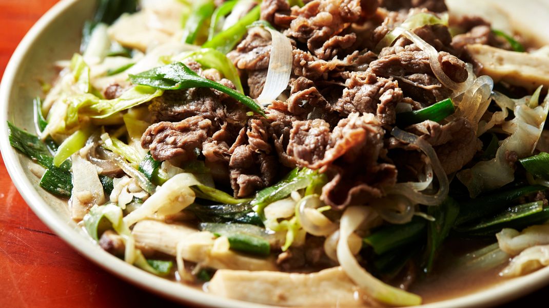 Entdecke die Welt der koreanischen Küche: Aromatisches Bulgogi mit zartem Rindfleisch, frischem Pak Choi und pikantem Rettichsalat.