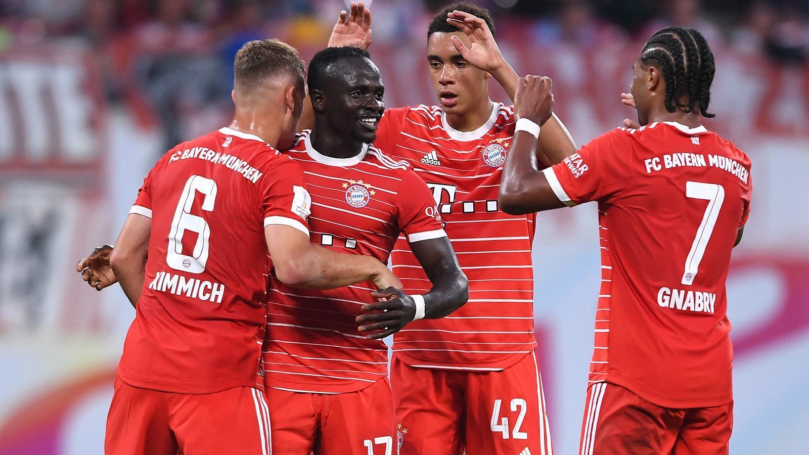 
                <strong>Einzelkritik zum Supercup: FC Bayern besiegt RB Leipzig</strong><br>
                Der FC Bayern hat sich durch einen spektakulären 5:3-Sieg bei DFB-Pokalsieger RB Leipzig den DFL-Supercup gewonnen. ran zeigt die Noten der Akteure beider Teams in dieser hitzigen Partie.
              