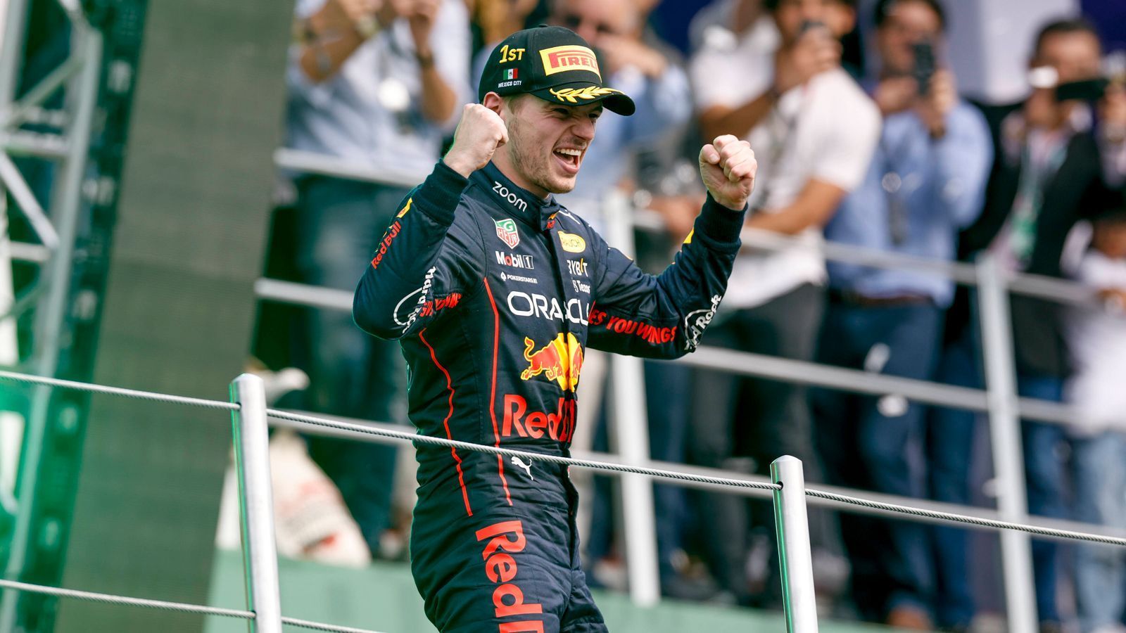 
                <strong>Gewinner: Max Verstappen</strong><br>
                Der "Dutch-Lion" übertraf am Wochenende wieder alle. Max Verstappen holte in Mexiko den 14. Sieg in dieser Saison und krönte sich damit zum alleinigen Rekordhalter in der Kategorie "meiste Siege in einem Jahr." Zuvor hatte er sich diesen Erfolg noch mit den beiden Deutschen Michael Schumacher und Sebastian Vettel teilen müssen. Der frischgebackene zweimalige Weltmeister kommt gerade erst so richtig in Schwung und hat noch viel vor, wie er nach dem Rennen ankündigte. Ob er seinen Rekord noch weiter ausbauen kann? 
              