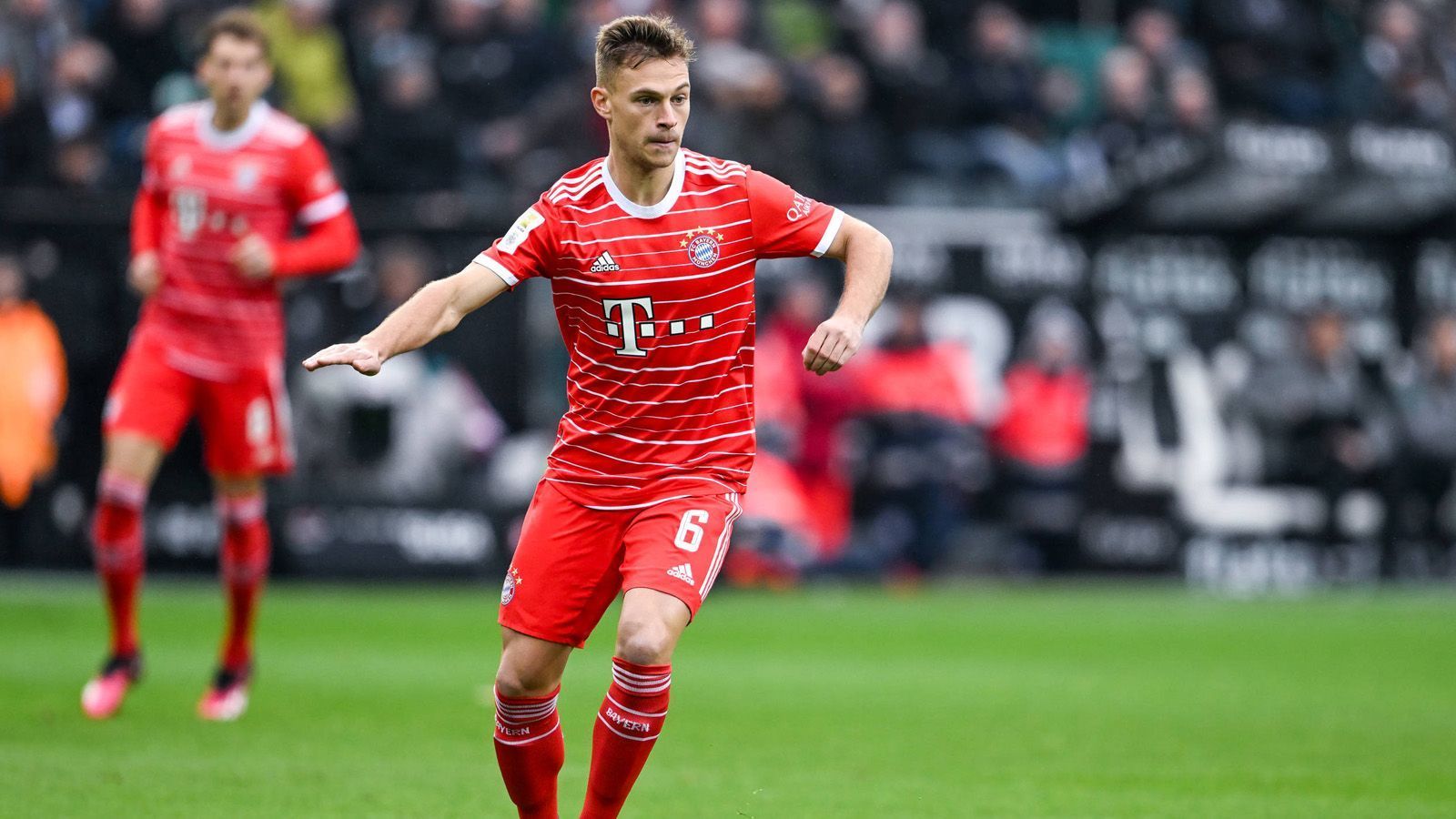 
                <strong>Joshua Kimmich (FC Bayern München)</strong><br>
                Auf der Sechs agiert Joshua Kimmich nach dem Ausschluss von Upamecano immer wieder als zurückgezogener Spielmacher, der das Spiel aufbaut. Doch auch in der Offensive hat der Nationalspieler gute Szenen, etwa bei einem Distanzschuss in der 49. Minute, der nur knapp über das Tor geht. ran-Note: 3.
              