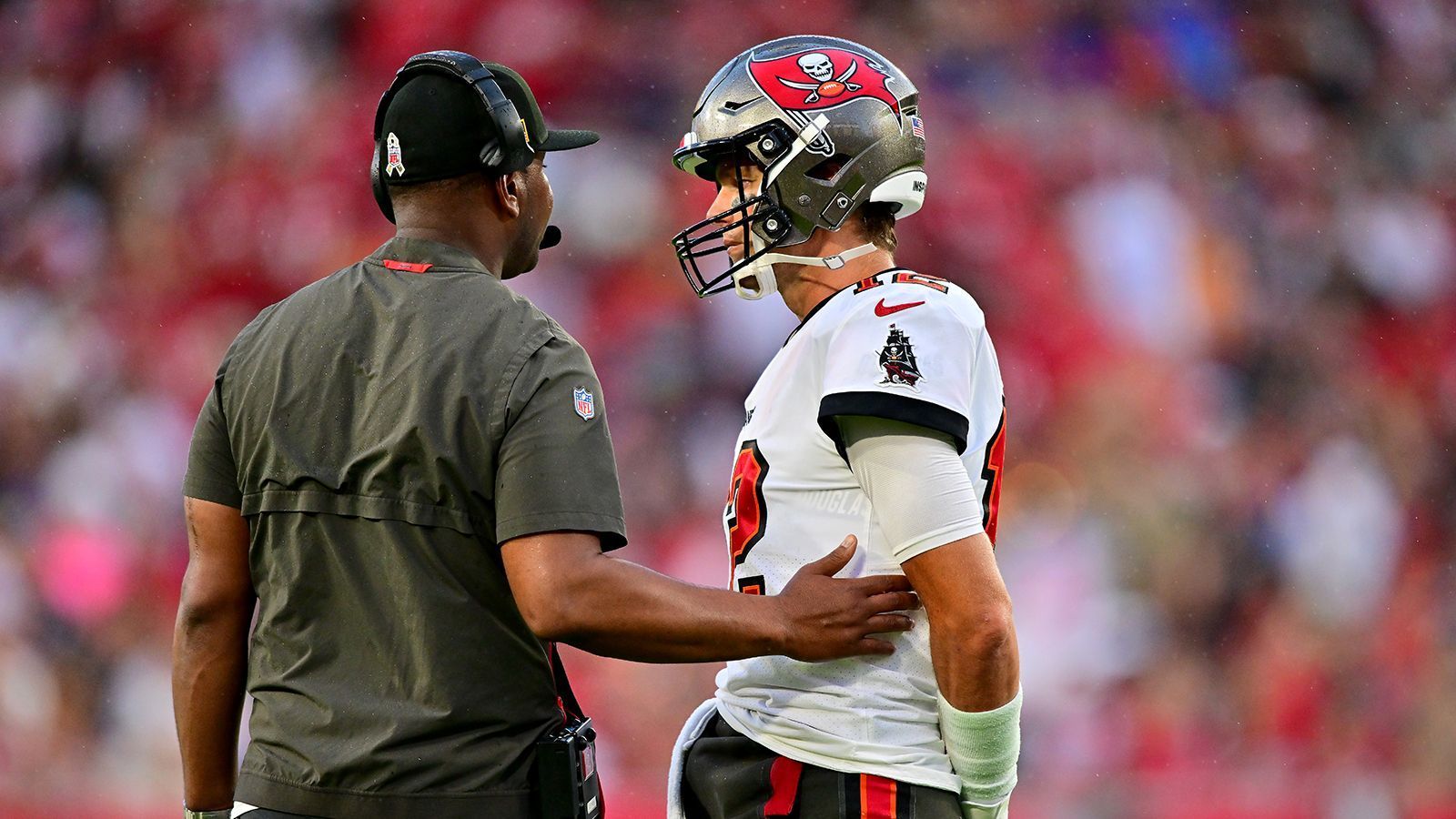 
                <strong>Fragwürdiges Game-Management </strong><br>
                Neben dem schematischen Aufbau des Angriffspiels von Offensive Coordinator Bryon Leftwich besticht der neue Head Coach Todd Bowles nicht gerade durch hochwertiges Game-Management. Mehrfach mussten die Buccaneers schon Timeouts verbraten, mehrfach blieb Bowles lieber vorsichtig und gab den Ball rund um die Mittellinie per Punt ab, obwohl nur wenige Yards für ein First Down gereicht hätten, mehrfach blieb Bowles dabei, weiter auf das ineffiziente Laufspiel zu setzen.
              