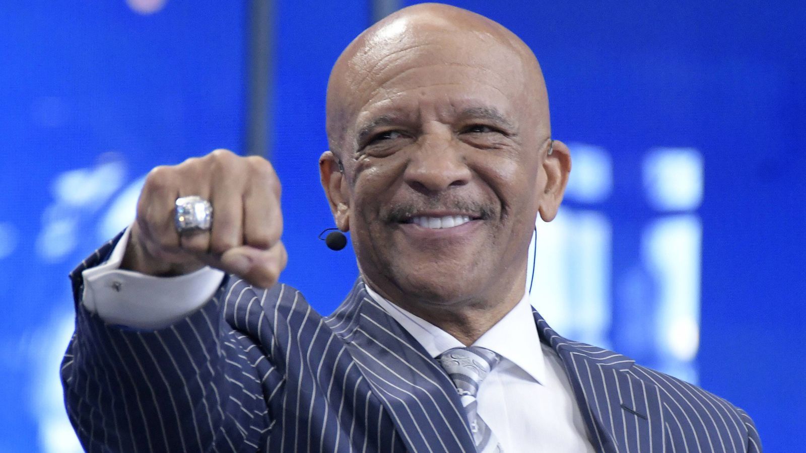 
                <strong>Drew Pearson (Dallas Cowboys) - Wide Receiver</strong><br>
                Drew Pearson hat im Laufe seiner langen Karriere einige Male NFL-Geschichte geschrieben. "Mr. Clutch" gilt als einer der besten Receiver der 1970er-Jahre und konnte mit den Cowboys Super Bowl XII gewinnen und in zwei weitere einziehen. Bekannt ist Pearson allerdings auch als der Mann, der 1975 im Spiel gegen die Minnesota Vikings die erste "Hail Mary" der NFL-Geschichte fing. Der Wide Receiver wurde dreimal in den Pro Bowl gewählt und fünfmal als All-Pro ausgezeichnet, nach einem schweren Verkehrsunfall beendete Pearson 1984 seine aktive Karriere. Er ist der letzte verbliebene Spieler aus dem All-Decade-Team der 1970er, der nicht in die Hall of Fame gewählt wurde. 
              