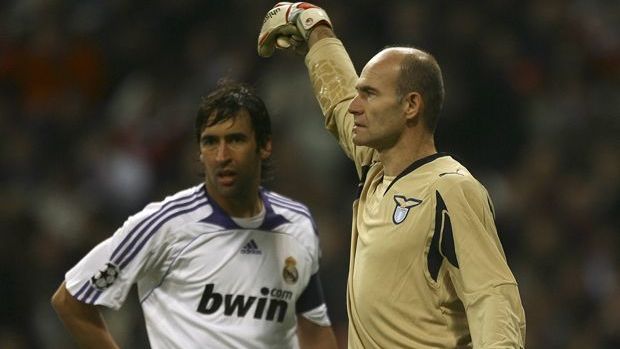 <strong>Ältester Spieler: Marco Ballotta</strong><br>
                Mit 43 Jahren und 253 Tagen hält der ehemalige Lazio-Keeper Marco Ballotta den Rekord für den ältesten Spieler in der Königsklasse - aufgestellt bei der Partie Real Madrid gegen Lazio Rom am 11. Dezember 2007.
