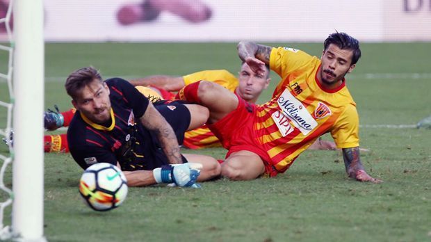 
                <strong>Benevento Calcio</strong><br>
                Für Aufsteiger Benevento Calcio scheint die Serie A eine Nummer zu groß zu sein - mindestens eine. Denn zuletzt wurde der Neuling von den italienischen Großklubs richtig vermöbelt. Zunächst setzte es in Neapel eine 0:6-Klatsche, gefolgt von einer 0:4-Heimpleite gegen die Roma. Weil zu Saisonbeginn gegen Sampdoria Genua, Bologna und den FC Turin keine Punkte für den Underdog raussprangen, wartet das Team aus der 80.000-Einwohner-Stadt noch auf den ersten Zähler. Im nächsten Serie-A-Spiel könnten diese vielleicht eingefahren werden, denn mit Crotone trifft Benevento auf ein Team auf Augenhöhe. Crotone ist nur einen Punkt und einen Platz vor Schlusslicht Benevento - mehr Krisengipfel geht also aktuell nicht in der Serie A. 
              