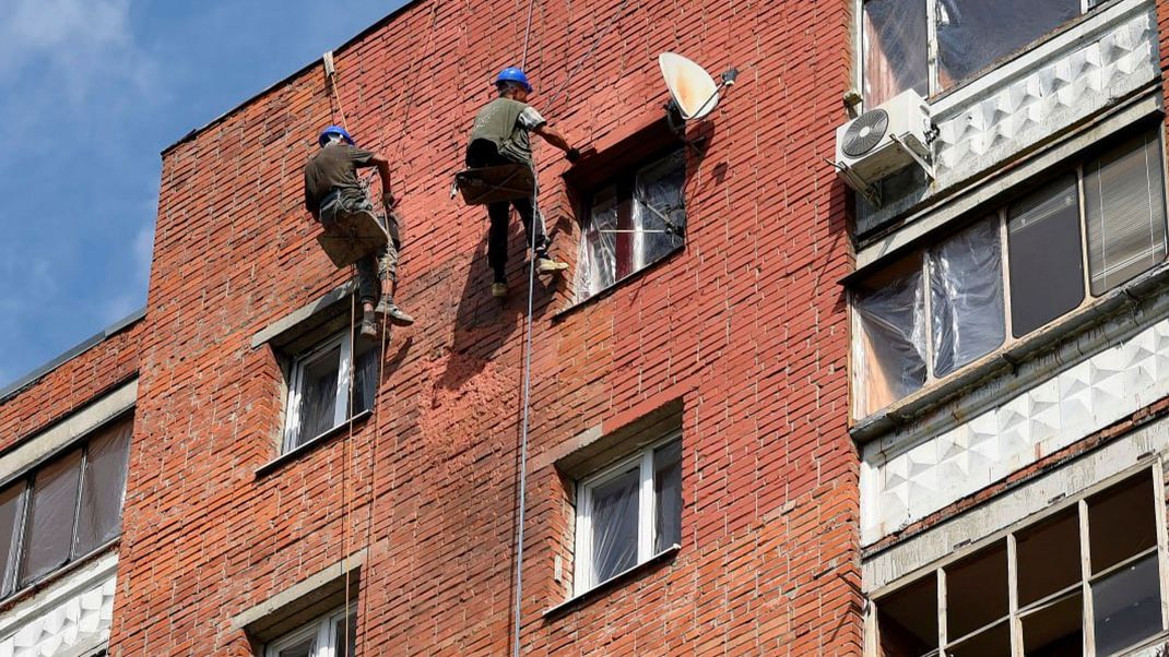 Dieses vom Telegramm-Kanal des Gouverneurs der Region Kursk, Roman Starovoit, am 28. August 2023 veröffentlichte Foto zeigt ein beschädigtes Wohnhaus nach einem mutmaßlichen ukrainischen Drohnenangriff in Kursk.