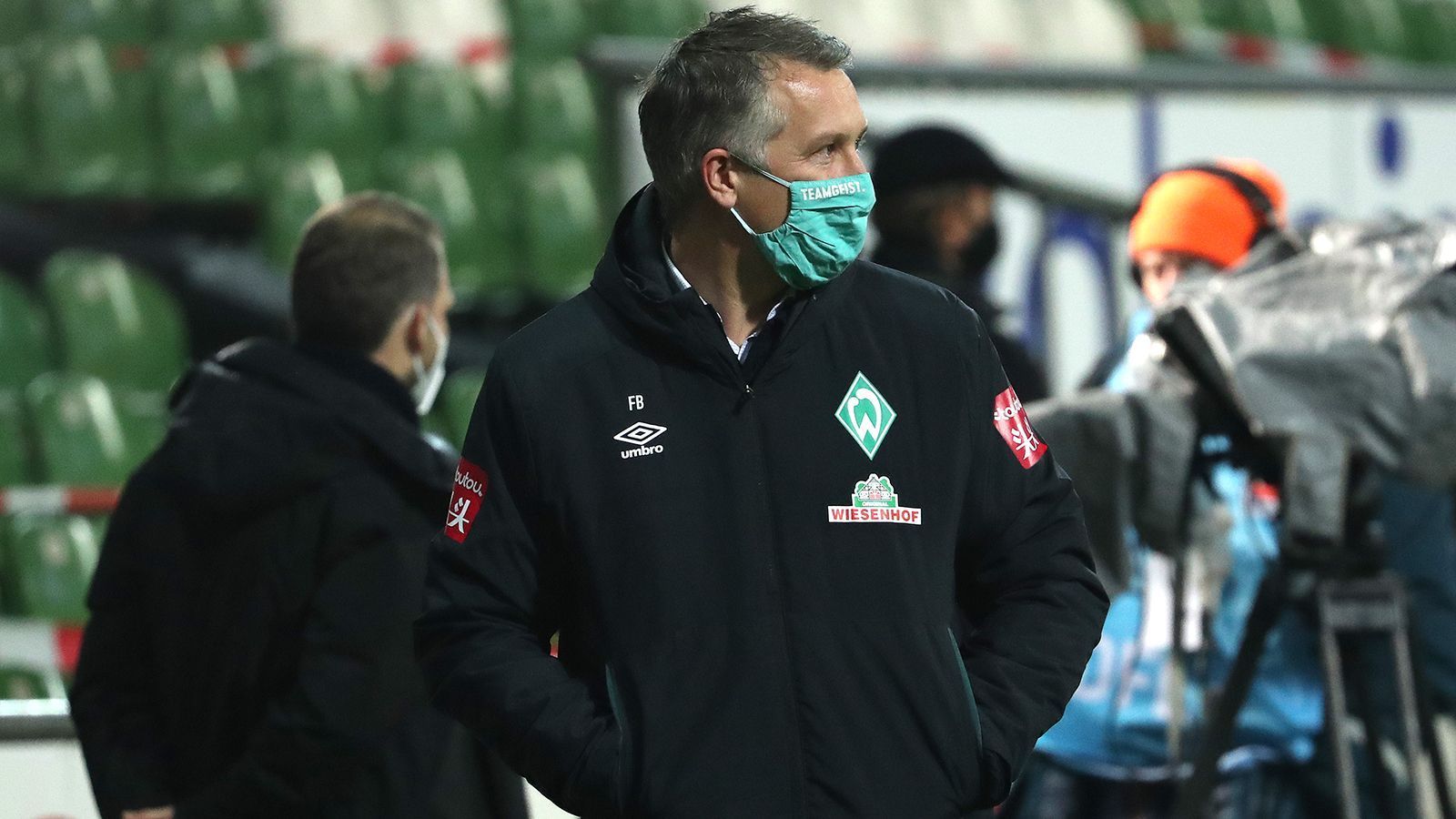 
                <strong>Werder Bremen</strong><br>
                Haben die vier Punkte vor der Abstiegszone stehenden Bremer personellen Bedarf? Ja, vor allem im Angriff, wo Niclas Füllkrug und Milot Rashica schmerzlich vermisst werden. Werden die Bremer deshalb auf dem Transfermarkt aktiv? Nein! Werder-Boss Frank Baumann stellte jüngst klar: "Wir haben kein Geld, das ist in unserer Situation überhaupt nicht möglich."
              