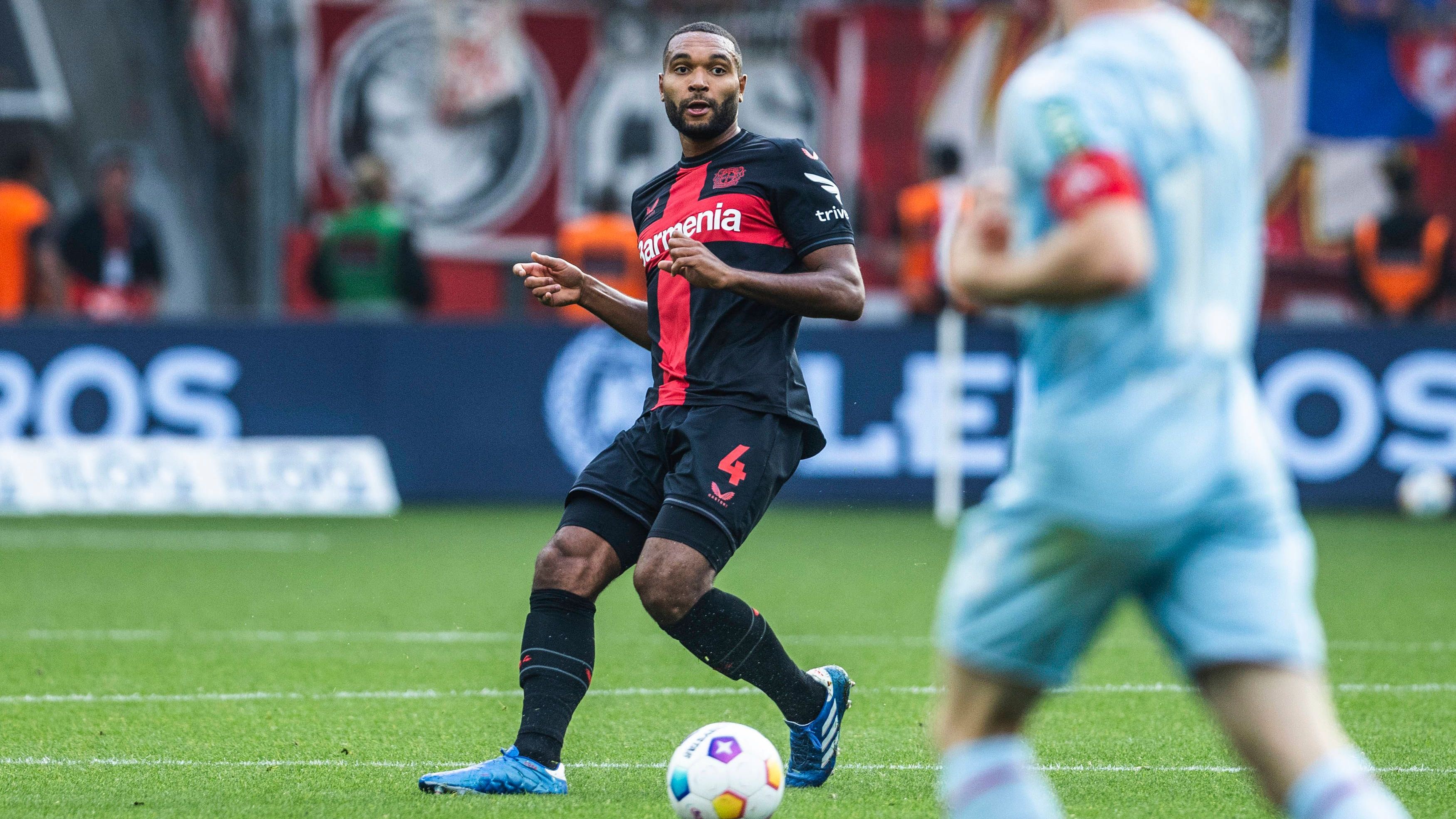 <strong>Jonathan Tah (17 Länderspiele)<br></strong>Einer der vielen Senkrechtstarter bei Leverkusen. Nimmt dort die Rolle ein, die man seit Jahren von ihm erwartet hat und geht mit gutem Beispiel voran. In der Vergangenheit noch oft für Unsicherheiten gut, zeigt er bisher eine fast schon ungekannte Sicherheit mit und ohne Ball. Kann dem Team durchaus Halt geben, wenn er eine Chance bekommt. <em><strong>ran</strong></em>-Note: 1.