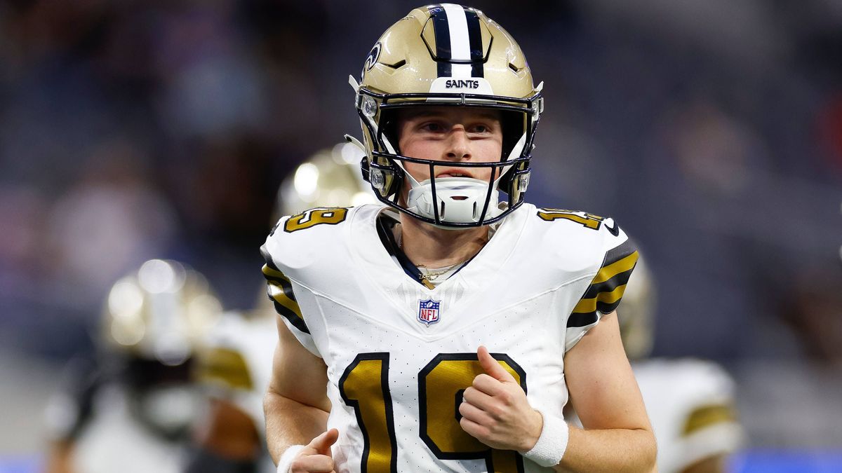 INGLEWOOD, CA - DECEMBER 21: New Orleans Saints place kicker Blake Grupe (19) warms up prior to an NFL, American Football Herren, USA regular season game between the New Orleans Saints and the Los ...
