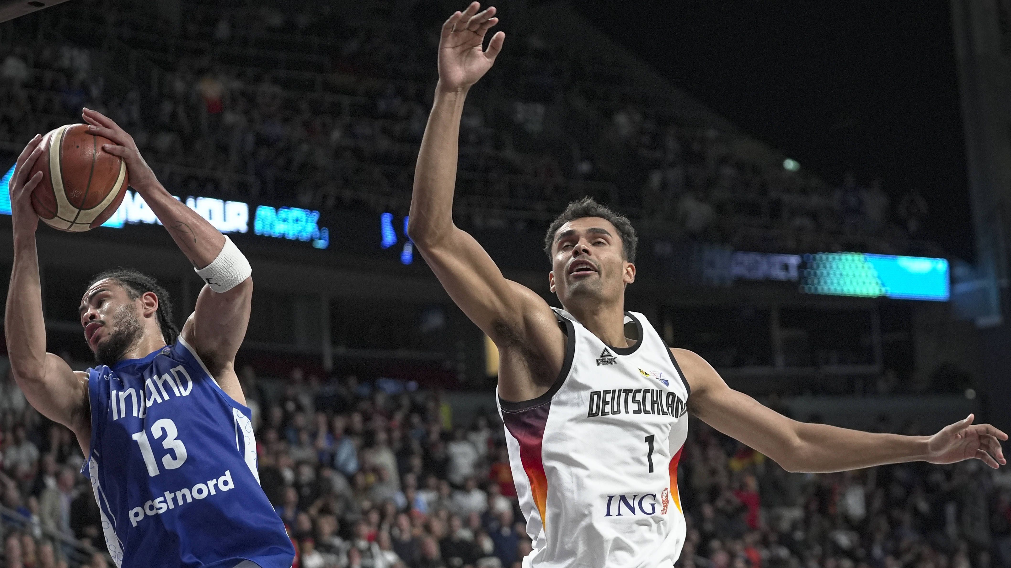 <strong>Oscar da Silva (FC Bayern München)</strong><br>Der 2,06 Meter große Münchner überzeugt nicht nur mit dem Basketball in der Hand, sondern auch schulisch. Er schloss sein Abitur mit einem Einser-Schnitt ab, spricht fünf Sprachen fließend und erhielt daraufhin ein Vollstipendium an der Privat-Universität Stanford, deren Studiengebühren sonst bei über 40.000 Dollar pro Jahr liegen.
