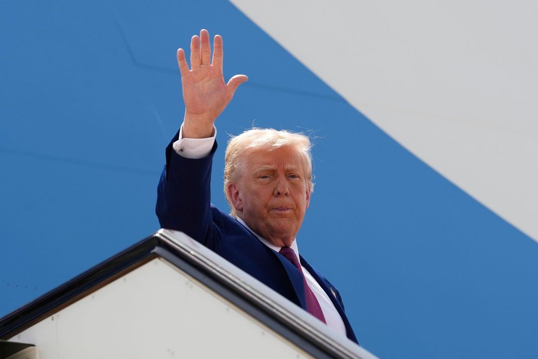 Trump ist aktuell mit der Präsidentenmaschine Air Force One unterwegs.