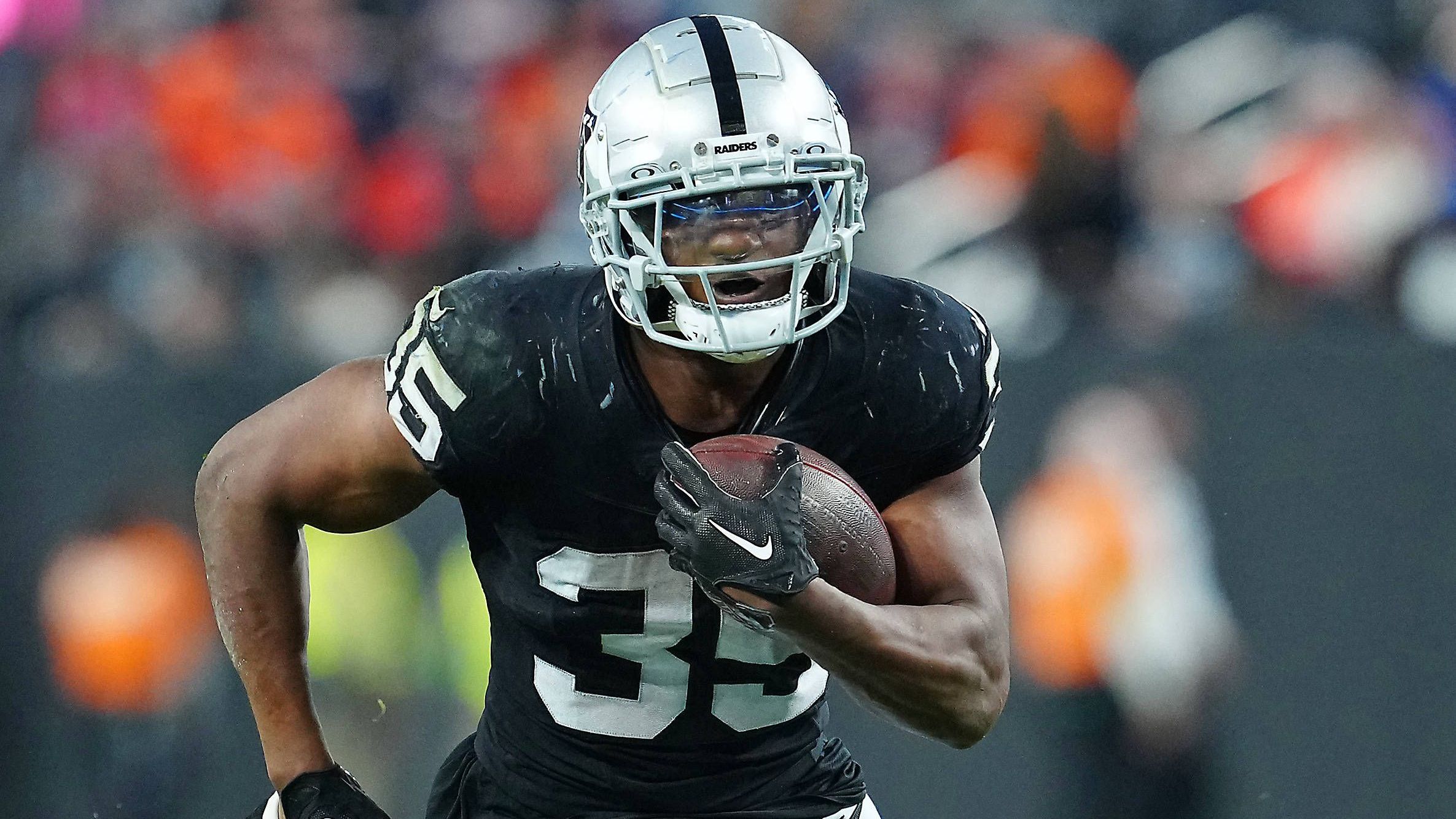 <strong>Las Vegas Raiders: Zamir White (Running Back)</strong><br>Der Weg in die Startformation der Raiders war für Zamir White durch Josh Jacobs versperrt, nach dessen Wechsel zu den Packers ist die Bahn aber frei. In seinem dritten Jahr dürfte White der Lead Back in Vegas sein. Sein Potenzial ließ er in den letzten vier Spielen der Vorsaison bereits aufblitzen, zweimal knackte er dabei die 100-Yards-Marke.