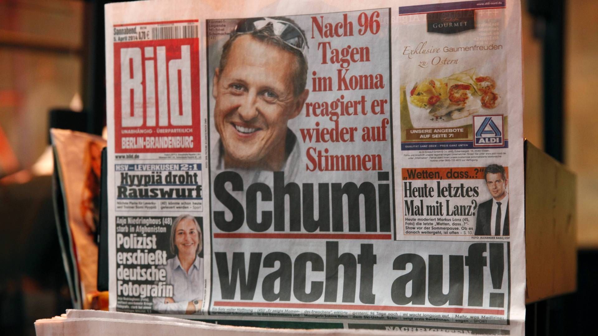 
                <strong>Berichterstattung über Besuch von Erzbischof sorgt für juristischen Streit</strong><br>
                Im November 2018 machte Erzbischof Georg Gänswein gegenüber "Bunte" und "Bild" Details zu einem Besuch bei Schumacher publik. Die von der Bauer Media Group betriebenen Online-Portale "maennersache.de" sowie "intouch.wunderweib.de" zitierten dabei auch Aussagen wie "(…) dann brachte ein Therapeut Michael Schumacher ins Wohnzimmer", "(…) hielt seine Hände, die warm waren" und "Sein Gesicht ist so, wie wir es alle kennen, das typische Michael-Schumacher-Gesicht; nur ein wenig fülliger ist er geworden." Schumachers Familie nahm den Verlag daraufhin auf Unterlassung in Anspruch, da die Art und Weise dieser Berichterstattung sein allgemeines Persönlichkeitsrecht verletze. Nachdem das Landgericht Frankfurt dieser Klage stattgegeben hatte, revidierte das Oberlandesgericht Frankfurt dieses Urteil weitestgehend, da "dem öffentlichen Interesse und der Pressefreiheit (...) Vorrang gegenüber dem Persönlichkeitsrecht Schumachers einzuräumen" sei. Erst der Bundesgerichtshof entschied dann final zugunsten der Familie.
              