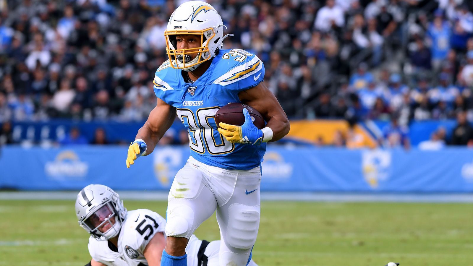 
                <strong>Los Angeles Chargers</strong><br>
                Über 20 Millionen Dollar Cap Space haben die Chargers noch. Warum nicht knapp fünf Millionen davon für Mostert locker machen? Schließlich könnte er dem Team tatsächlich helfen. Mit Austin Ekeler (Foto) haben die Kalifornier ihre Nummer 1 zwar schon. Doch der wird immer wieder auch als Passempfänger eingesetzt. Ein Mostert als Carrier für die vielen Snaps dazwischen könnten Ekeler nach dem Abgang von Melvin Gordon entlasten und mehr Variabilität bringen.
              