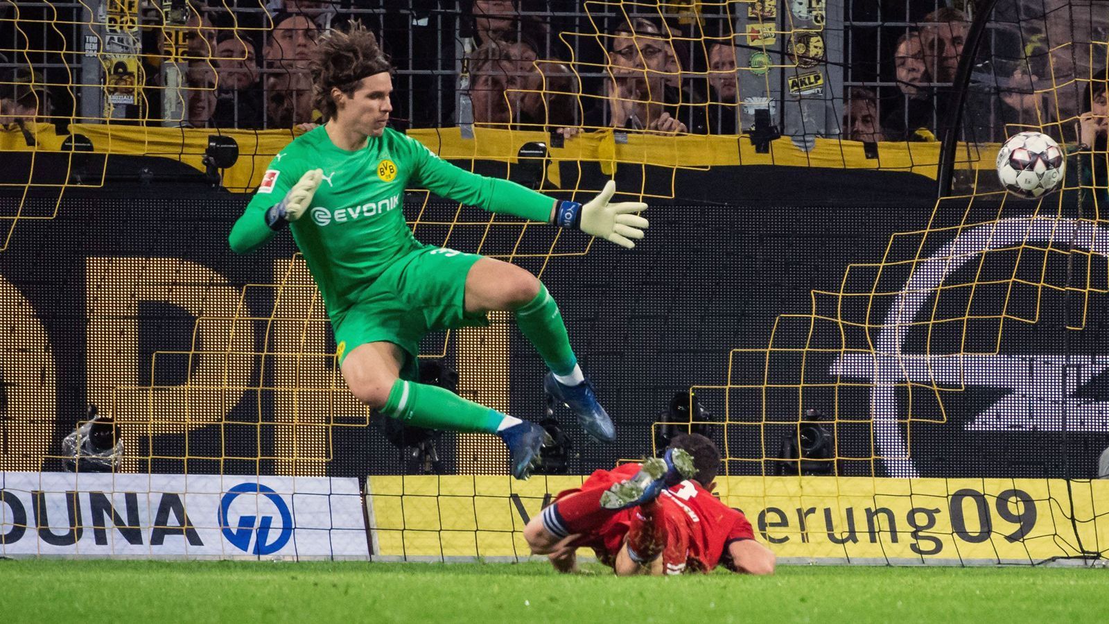 
                <strong>Marwin Hitz (Borussia Dortmund)</strong><br>
                Bei den Gegentoren ist er machtlos. Ansonsten macht er einen sicheren Eindruck. ran-Note: 3
              