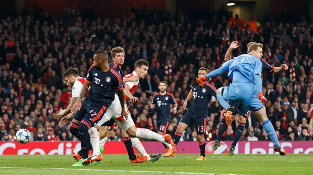 
                <strong>Neuer Patzer</strong><br>
                ... und kullert anschließend über die Linie zum 0:1 - der entscheidende Moment, der die erste echten Pflichtspiel-Niederlage der Bayern in dieser Saison einleitet.
              