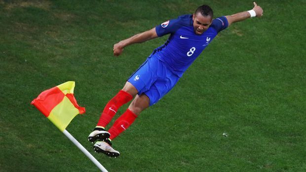 
                <strong>Mittelfeld: Dimitri Payet (Frankreich)</strong><br>
                Mittelfeld: Dimitri Payet (Frankreich). Der Shooting-Star der Vorrunde. Paul Pogba oder Antoine Griezmann zählten vor dem Turnierstart zu den Stars der Franzosen. Doch es war Payet, der im Eröffnungsspiel gegen Rumänien das entscheidende 2:1 kurz vor Abpfiff erzielte. Gegen Albanien setzte er den 2:0 Schlusspunkt. 
              