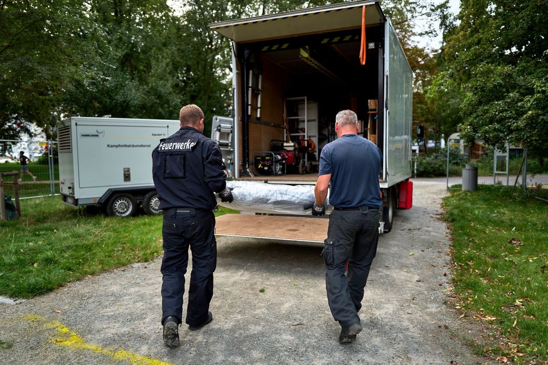 Einsatzkräfte der Berliner Polizei beim Abtransport der Weltkriegsbombe auf der Fischerinsel.