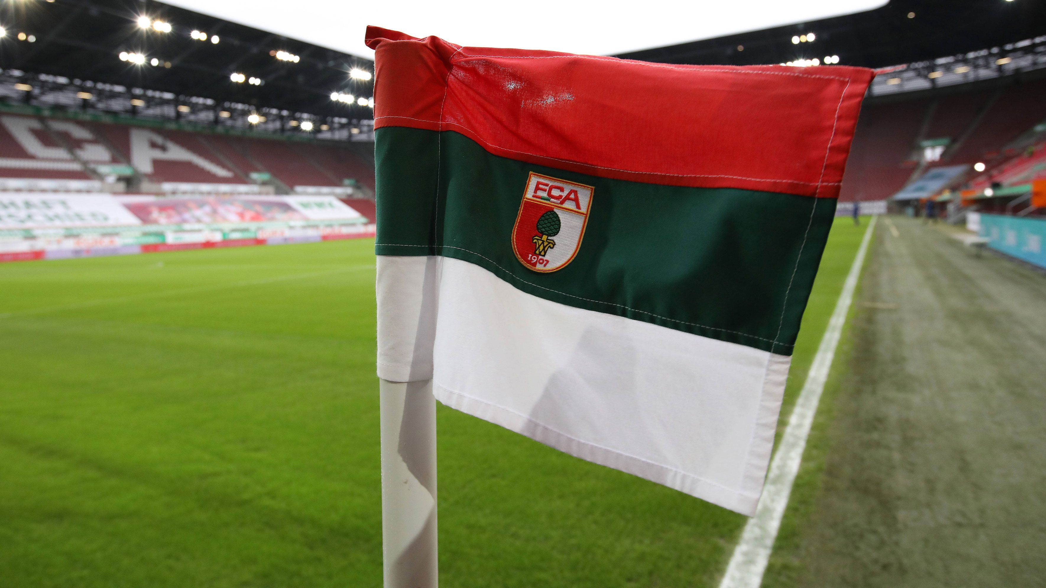 
                <strong>Platz 16: FC Augsburg</strong><br>
                Gesamtpunktzahl: 28,5 -Facebook: 9 Punkte, Instagram: 8 Punkte, YouTube: 6 Punkte, Twitter: 5,5 Punkte -Auch die Augsburger fallen einen Platz nach hinten, verlieren aber nur 3,5 Zähler im Vergleich zur vorherigen Saison. Damals auf Platz 16: Der SC Paderborn. 
              