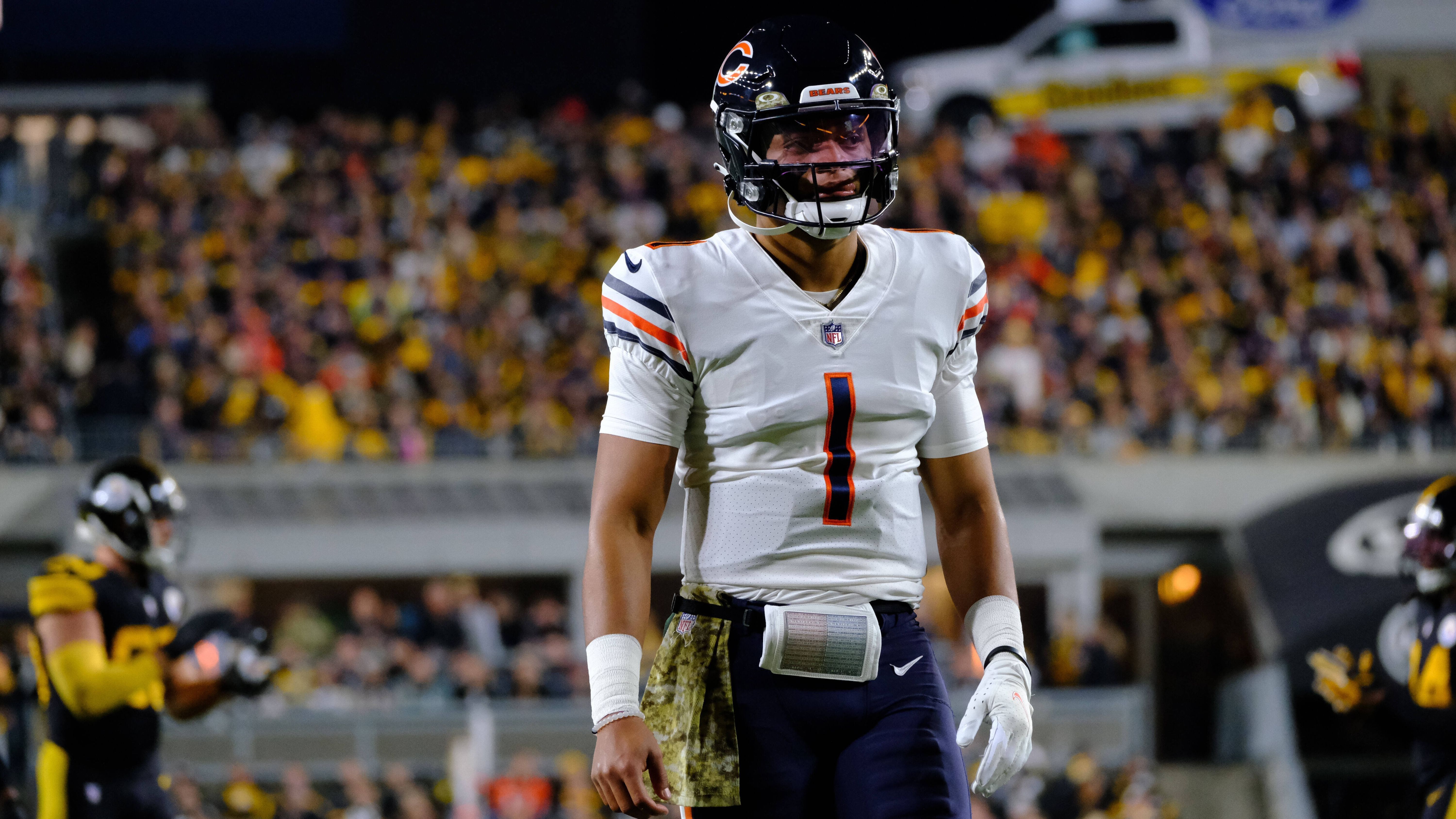 <strong>Platz 17: Justin Fields</strong><br>Für die Bears wirkt Justin Fields auf den ersten Blick wie ein Flop. Schließlich gaben sie ihn bereits nach drei Jahren wieder ab. Im Passspiel kann sich der QB noch deutlich steigern. Oftmals trifft der 25-Jährige die falsche Entscheidung. Zur Wahrheit gehört auch: Fields ist ein echt guter Läufer und hielt die Bears so öfters konkurrenzfähig. Und dass, obwohl ihm das Team nicht immer die besten Möglichkeiten gab. Noch hat er Potenzial.