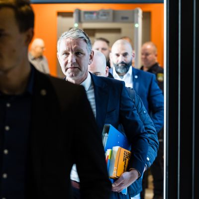 Björn Höcke (r) ist angeklagt wegen des Verwendens von Kennzeichen verfassungswidriger und terroristischer Organisationen. 