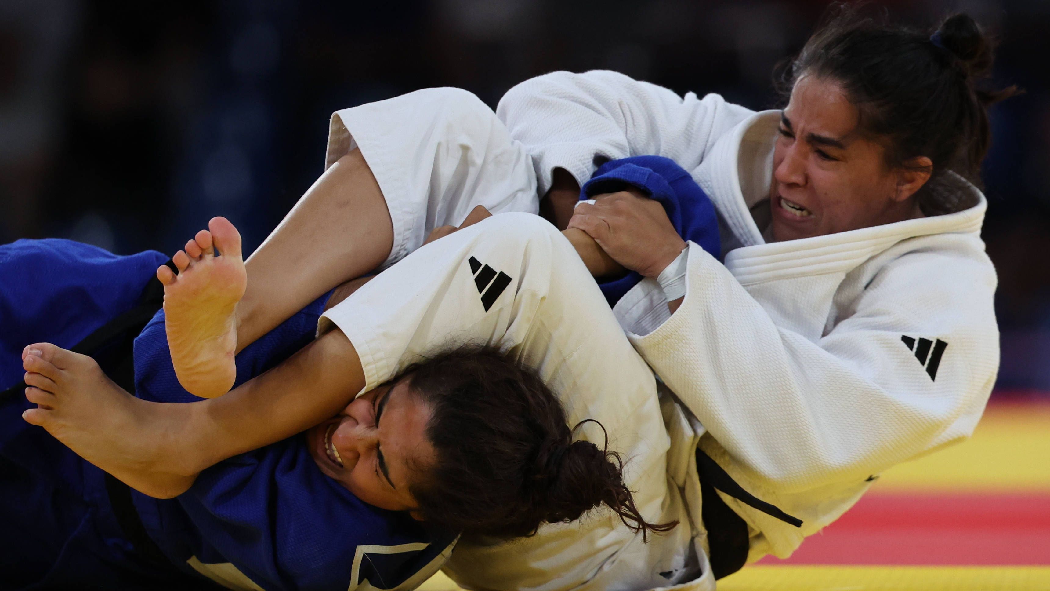 <strong>Olympia 2024: Die besten Bilder des achten Tages</strong><br>Kein Entkommen! Shaheen Nigara findet sich im Judo-Duell mit der&nbsp;Spanierin Cristina Cabana Perez in einer misslichen Lage wieder. Am Samstag geht es im Team-Wettbewerb um die Medaillen.