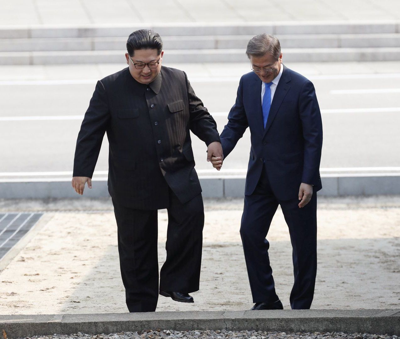 Auch dieses Foto hat eine historische Bedeutung. Zu sehen sind Kim Jong-un und Südkoreas Präsident Moon Jae-in, wie sie im April 2018 gemeinsam die militärische Grenzlinie zur Südseite im Grenzdorf Panmunjom in der entmilitarisierten Zone überschreiten. Ihr Treffen sollte bessere innerkoreanische Beziehungen einleiten.